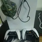 سوني فايف اخو الجديد بس غيرت الك دي معه يد ثنتين وسماعه