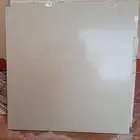 سيراميك العدد 90 و المقاس 90في 90 لون ابيض و 3 قطع رخام