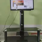 شاشه تلفاز 32 ماركه TCL بوصه مع طاوله تلفاز