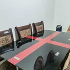 طاولة طعام زجاج فخم بلونين اسود واحمر تكفي 8 اشخاص للبيع