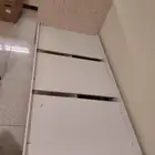 سرير من ايكيا بالمرتبه بحاله جيده و 3 طاولات صغيره و جهاز ري