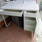 مكتب من ايكيا مستخدم نضيف مره خالي من اي عيوب