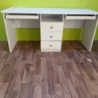 طاوله مكتبيه نظيفه