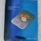 ميزان وماكينة خياطة