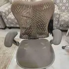 كرسي هيرمن ميلر ميرا 2 لون بيج نظيف جدا