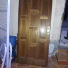 باب معا الحلق وكرسي حديد