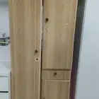 دولاب خشبي اللون . تخزين ملابس اطفال بحاله جيده