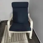 كرسي هزاز ابيض من ايكيا مع مقعد ازرق كحلي