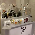 طاولة شبكة مع الاسماء والشموع وبعض التقاصيل