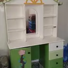 سرير خشب وتسريحة