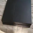 سوني بلايستيشن 4 بذاكرة 500 جيجا بايت مستعمل مع يدين وسلك