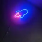 إضاءه على شكل صارخ لون(ازرق وردي)