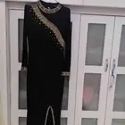 فستان اسود شتوي كم مطرز بذهبي وفيه كسره تحت انيق للبيع