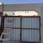 أبواب عددها 2 واحد للسور وآخر للكراج وطبليات خشب للبيع