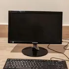 شاشة كمبيوتر مع كيبورد