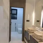 للبيع شقه تمليك الدور الاول حي احد 71 جديده بالدمام 5 غرف