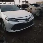 كامري 2023 تشليح قطع غيار فقط ابيض ساده لون السياره