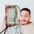 كهربائي منازل تشطيب واتاسيس وكل أعمل الصيانه ولديه سيارة