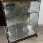 دولاب زجاجي مع مرايتين