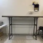طاولة مع كرسيين