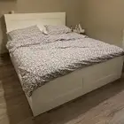 سرير ايكيا مع خلفية السرير