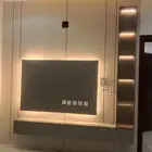 شاشة مع طاولة ومكتبه