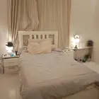 غرفه نوم سرير مع كومدنتين