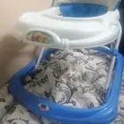 مشيه للطفل وكرسي طعام و مقعد لتدريب المرحاض شبه جديد