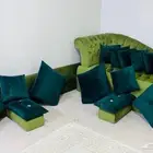 كنبه وجلسة ظهر كامله مع لوحه وطاوله تلفزيون وقطعه سجاد