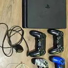 بلاي ستيشن 4 (PS4)  4 يد ات أصلية  جميع الكيابل حالة ممتازة