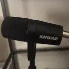 مايكروفون ماركة شور shure للبودكاست والبث