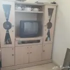 مكتبه مع تلفزيون