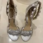 كعب عالي فضي