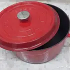 هذه قدر طهي من الحديد الزهر المطلي بالمينا تحديدا من سلسلة