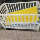 سرير أطفال ومنضم احذيه مستخدم نظيف