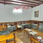 كراسي وخزانة بلاستيك