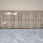 سرير مزدوج مع طاولتين جنب السرير