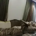 كنب أمريكي مجالس مع ستائر نظيف