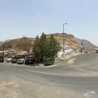 ارض جبلية على شارعين