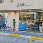 بقاله للبيع بكامل معداتها