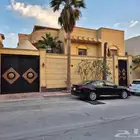 فله حي الربيع مساحة الفله 572م العمر 13 سنة الواجهة شمالي