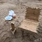كرسي وطاولة خشبية صناعة يدوية بتصميم إبداعي مميز