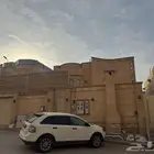 للبيع فلة بحي العزيزية مساحتها 550 م