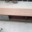 للبيع مكيف وسيكل اثنين وطاولتين وشجر صناعي