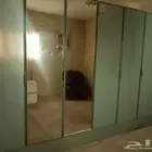 للبيع دولاب ملابس خشب اللون بحري