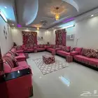 كنب مجلس مع الستاير والطاولات