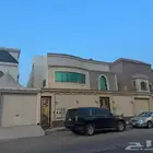 للبيع فلة بحي العزيزية درج صالة وشقة