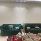 كنب للبيع مع طاولات خدمة زجاج