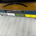 الكنب مع طاولة التلفزيون