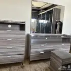 غرفة نوم مع مجلس ارضي